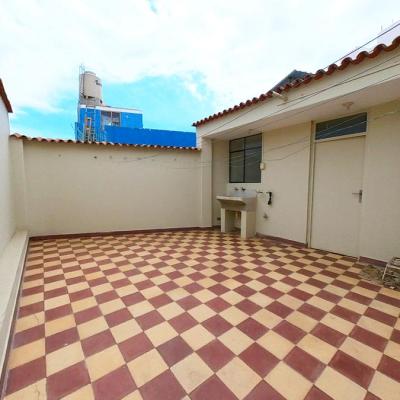 ALQUILER DE CASA EN CALLE LOS SAUCES, URB. SANTA VICTORIA